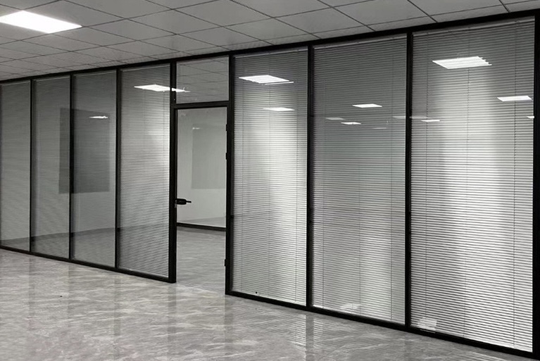 Insulating glass with built-in blinds