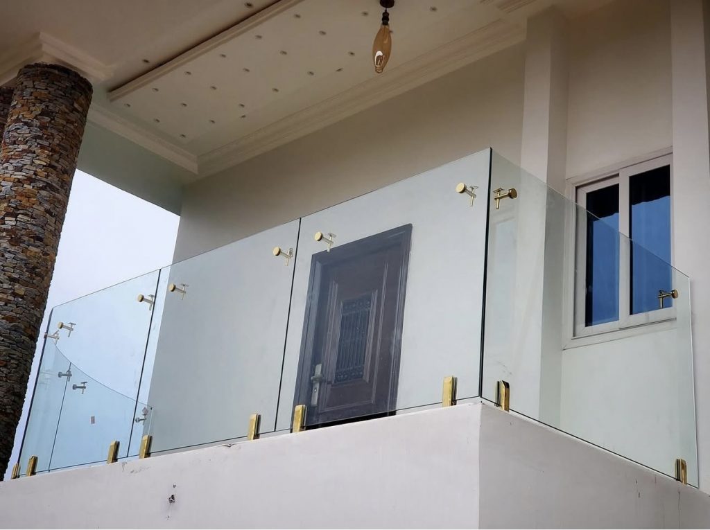 balcony railing glass